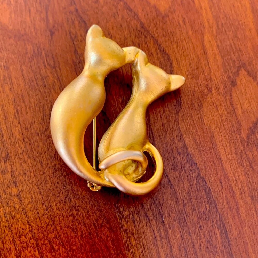 Cat pin